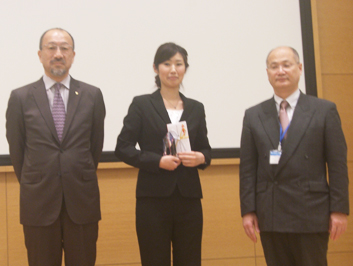 (写真左)受賞の松盛恵美さん(中)、渋谷俊昭先生(右)、弊社須貝医療事業本部長(左)