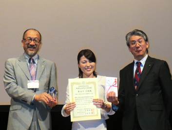 (写真左)受賞の長谷川沙弥さん(中)、沼部幸博先生(右)