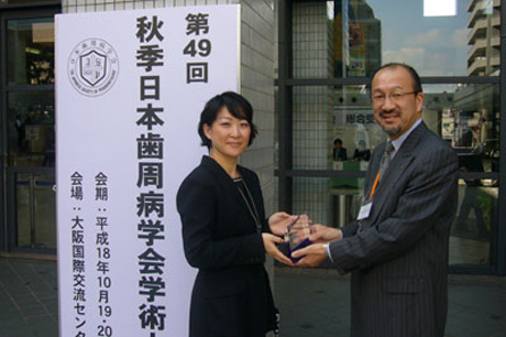 受賞の久保田玲子さんと弊社 須貝医療事業本部長