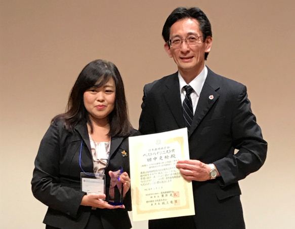 受賞された田中吏絵さん(左)、坂上竜資先生(右)