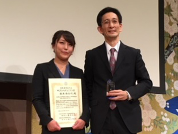 受賞された秋本由香利さん(左)、坂上竜資先生(右)