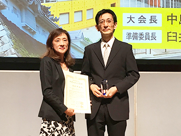 受賞者の岡部早苗さん(左)、坂上竜資先生(右)