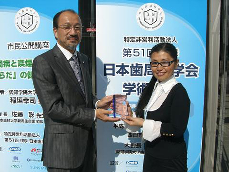 受賞の佐藤昌美さん（右）と弊社　須貝医療事業本部長
