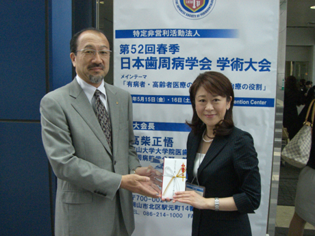 受賞の石井里加子さん（右）と弊社　須貝医療事業本部長