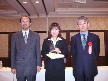 (写真左)受賞の大谷久美さん(中)、沼部幸博先生(右)