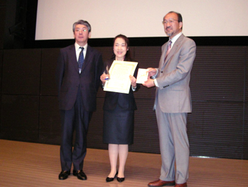 (写真左)受賞の吉岡真由美さん(中)、沼部幸博先生(左)