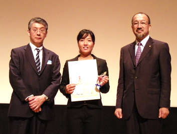 (写真左)受賞の蔵下舞さん(中)、沼部幸博先生(左)、弊社須貝医療事業本部長(右)